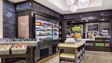 2 restaurants; breakfast, lunch and dinner served