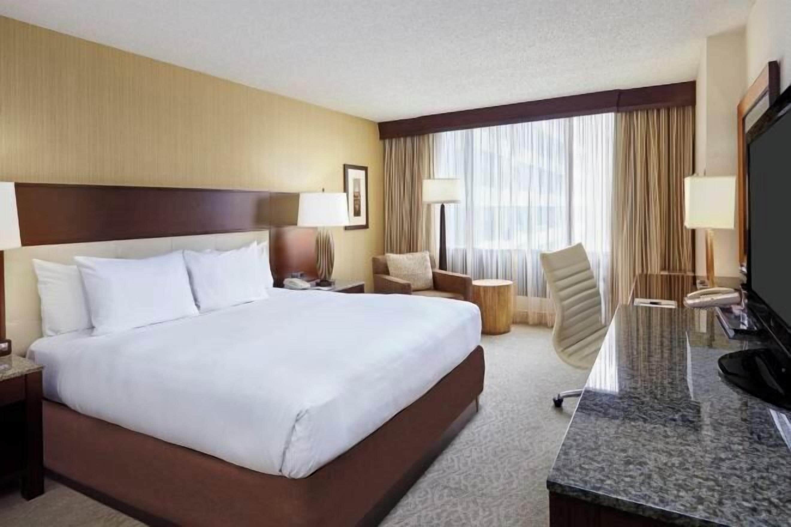 Premium bedding, in-room safe, desk, free cribs/infant beds