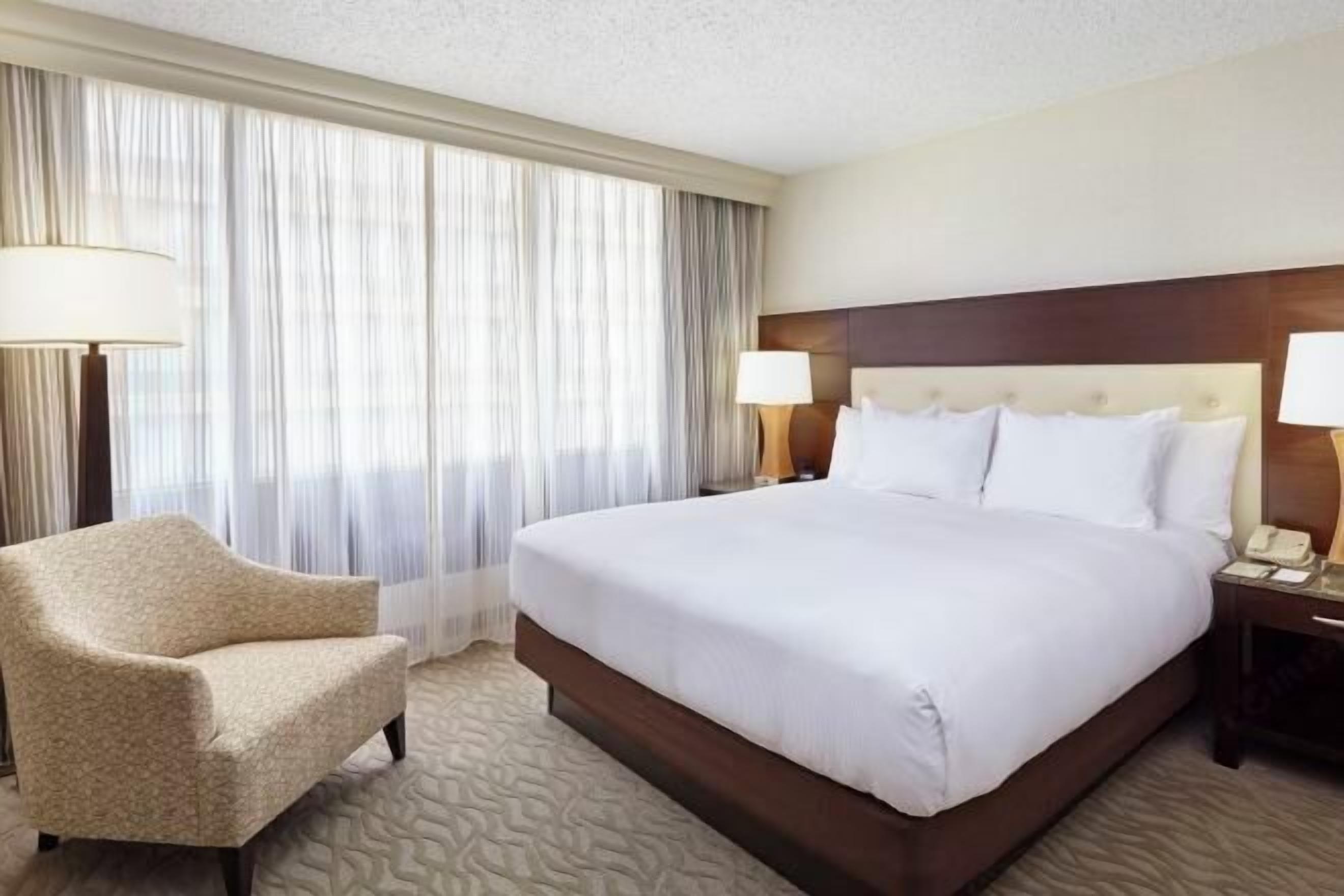 Premium bedding, in-room safe, desk, free cribs/infant beds