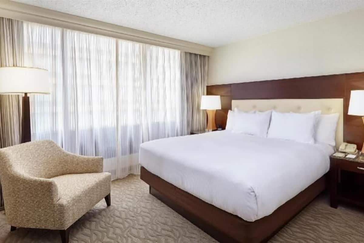 Premium bedding, in-room safe, desk, free cribs/infant beds