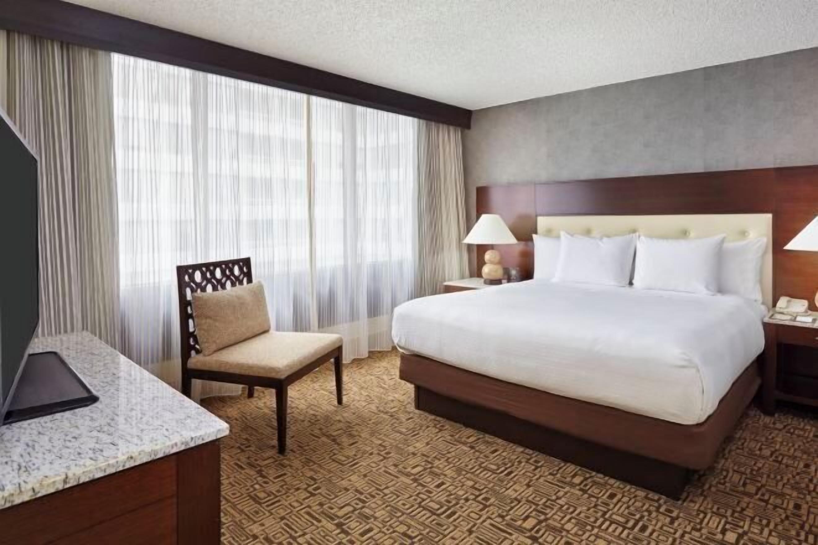 Premium bedding, in-room safe, desk, free cribs/infant beds