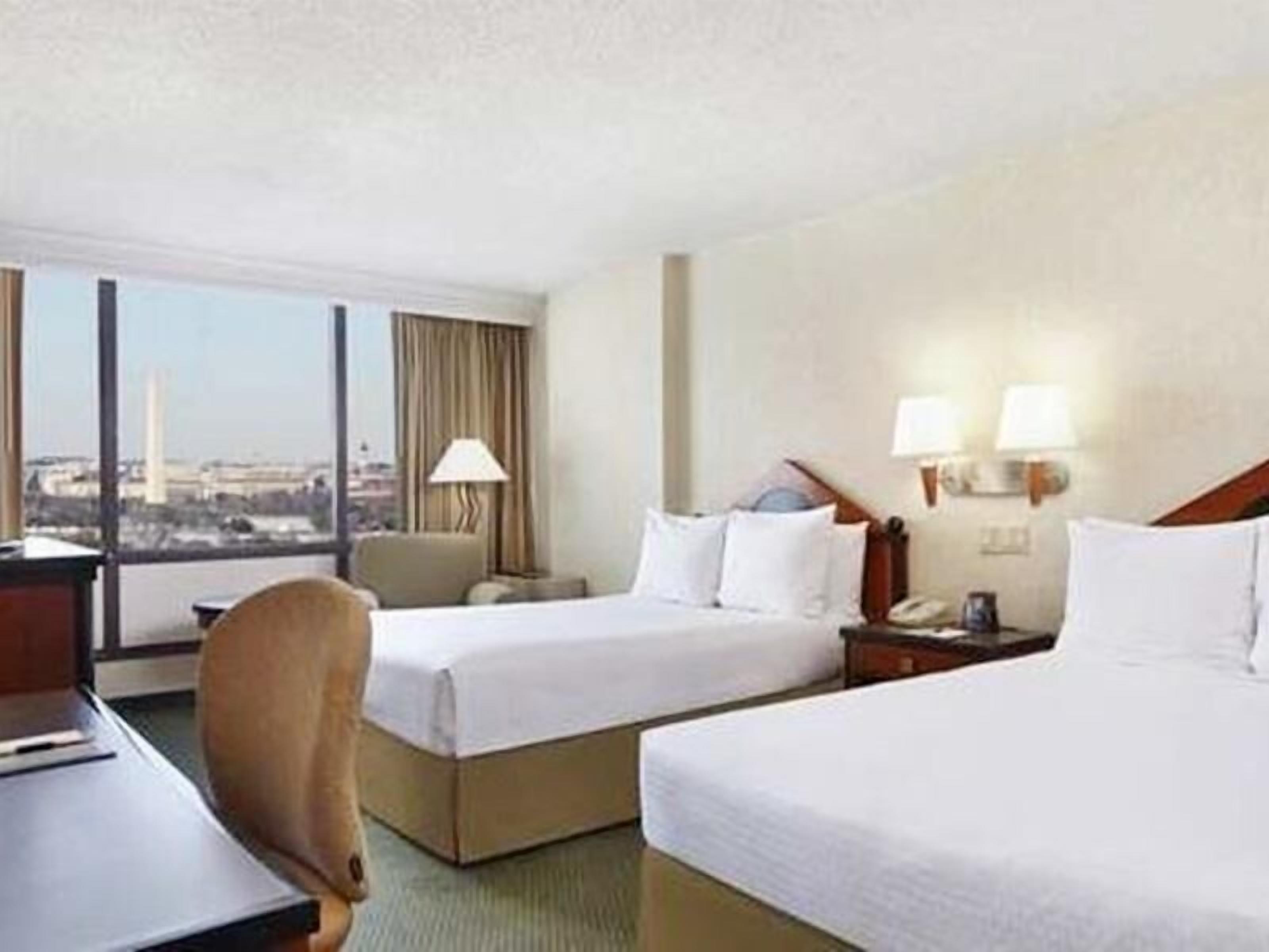 Premium bedding, in-room safe, desk, free cribs/infant beds