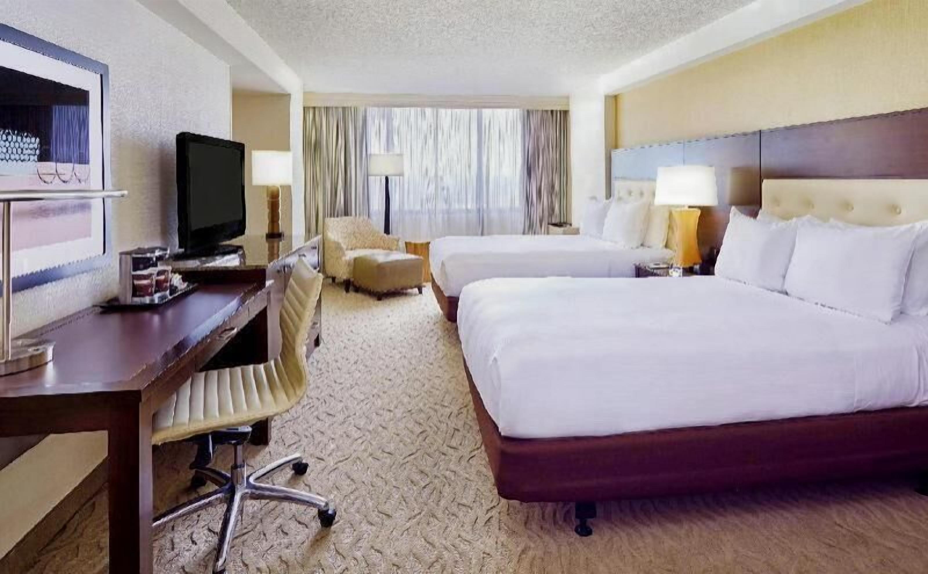 Premium bedding, in-room safe, desk, free cribs/infant beds
