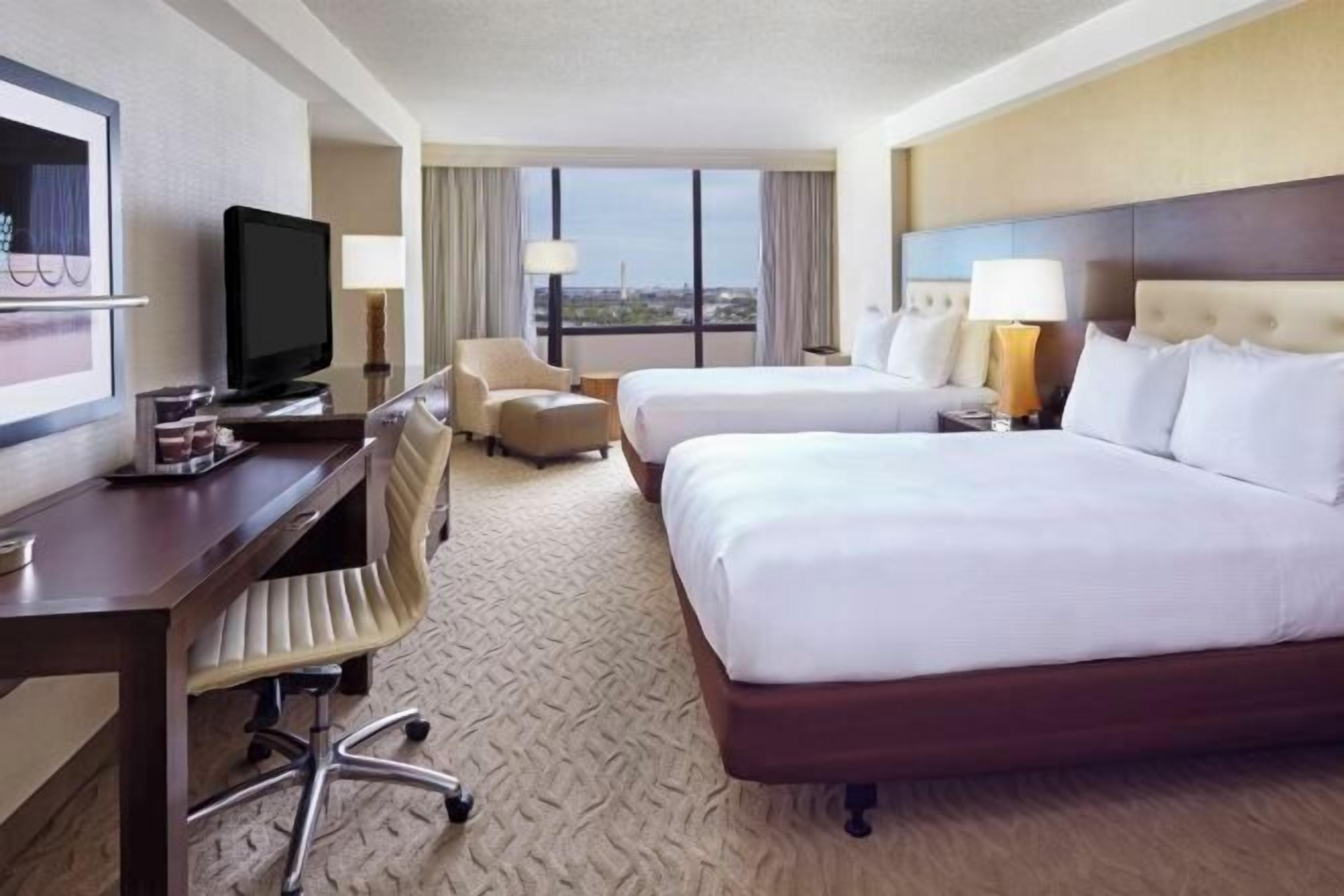 Premium bedding, in-room safe, desk, free cribs/infant beds