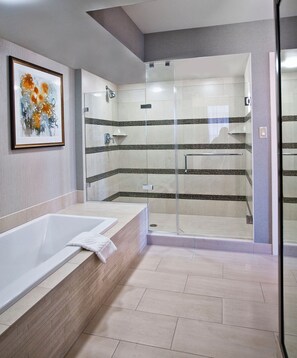 Suite presidencial, 1 cama King size | Ropa de cama de alta calidad y caja de seguridad en la habitación 