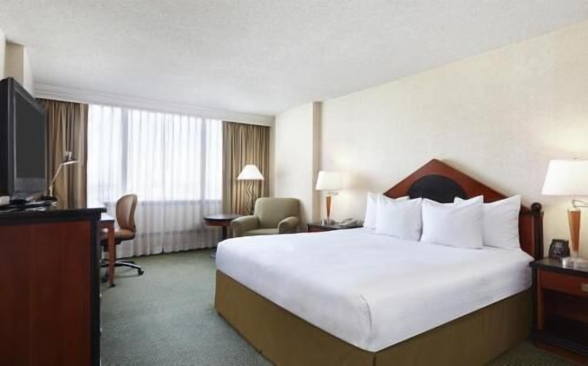 Premium bedding, in-room safe, desk, free cribs/infant beds