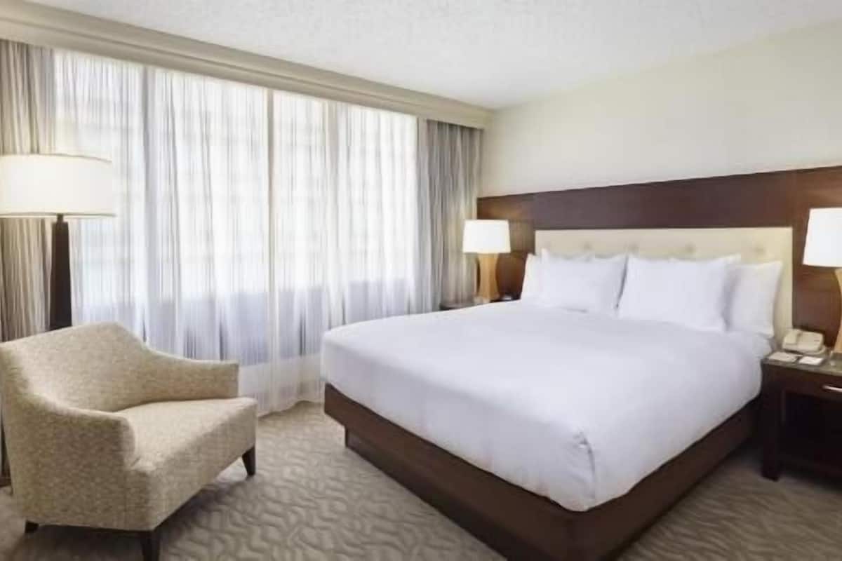 Premium bedding, in-room safe, desk, free cribs/infant beds