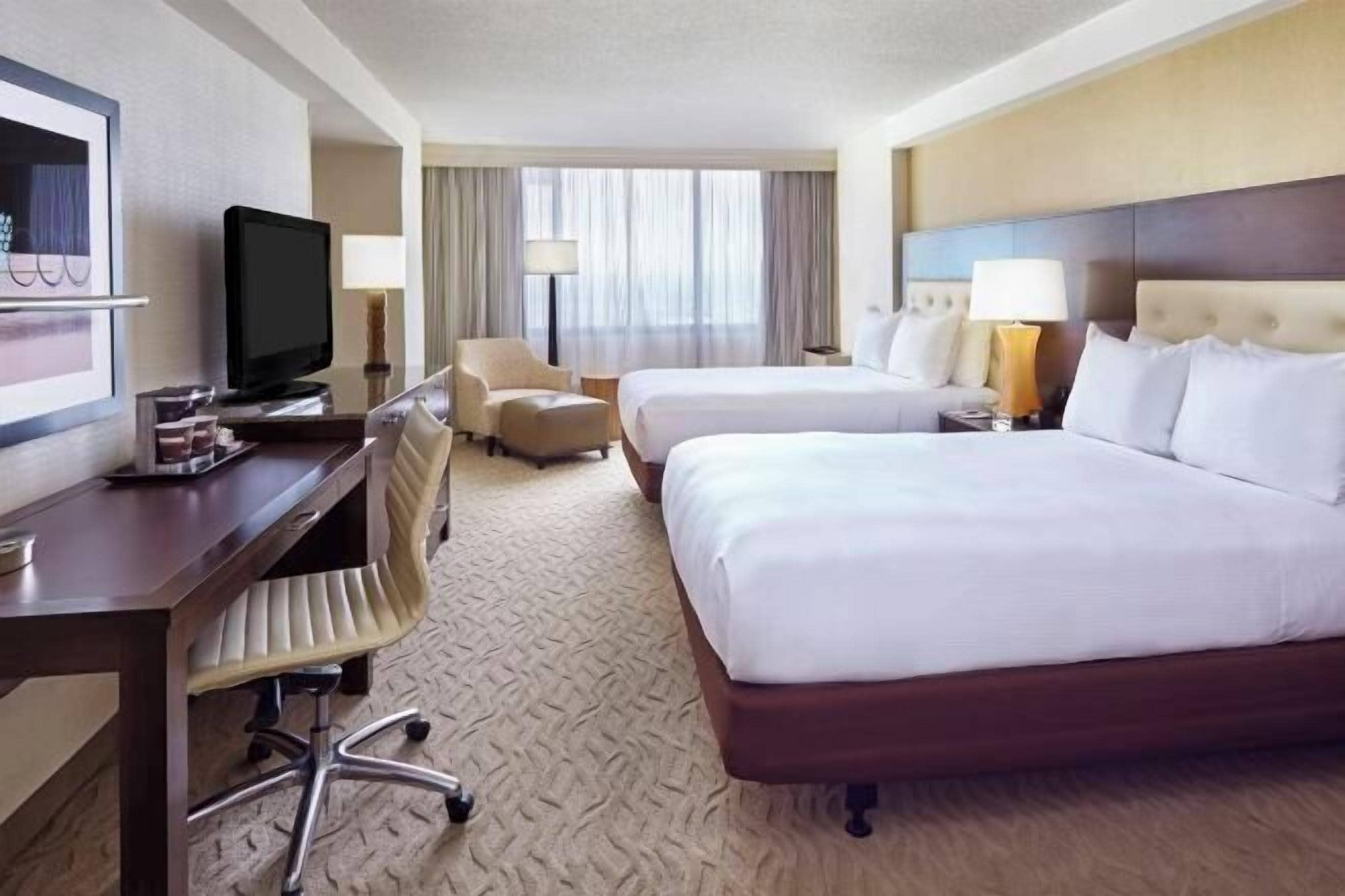 Premium bedding, in-room safe, desk, free cribs/infant beds