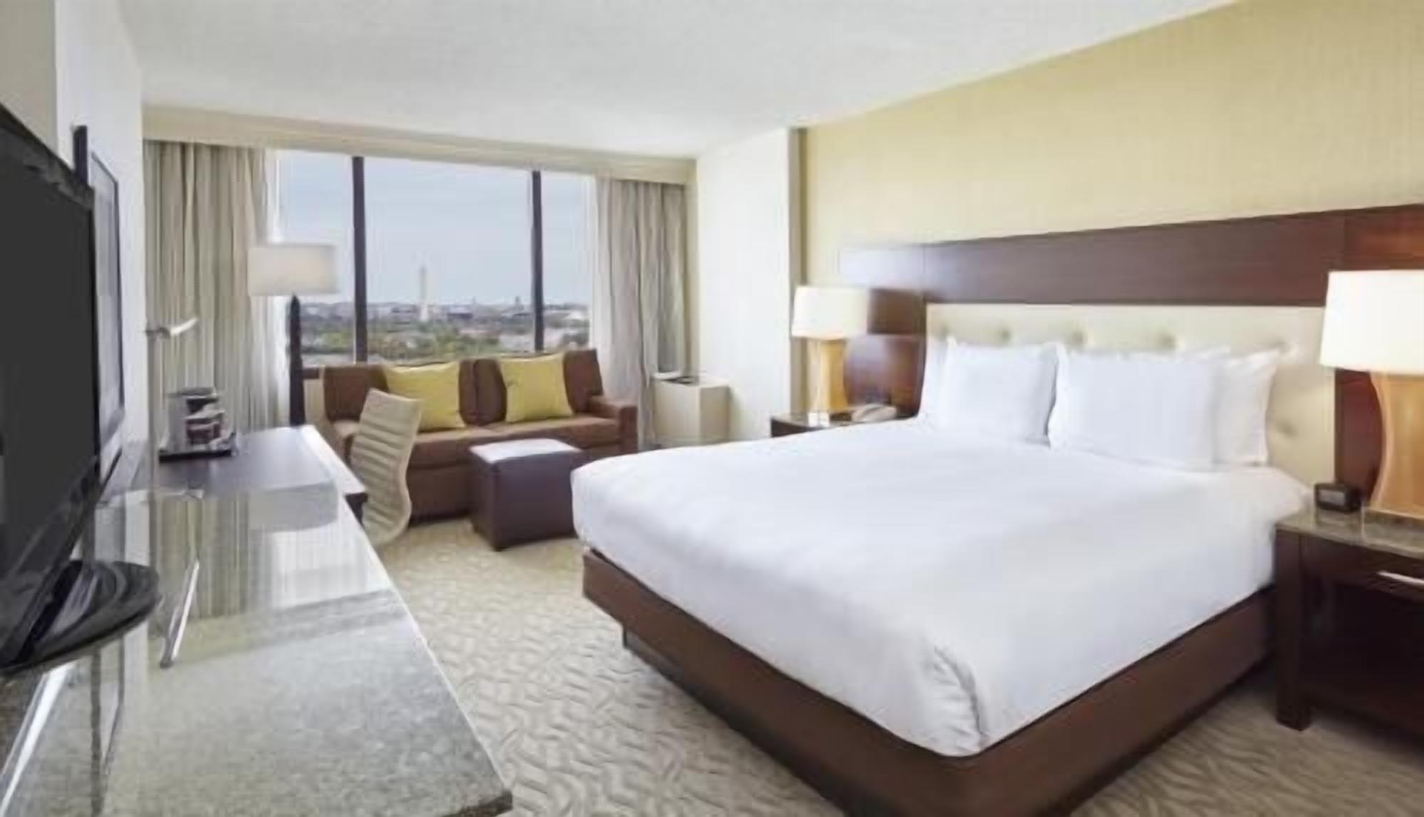 Premium bedding, in-room safe, desk, free cribs/infant beds