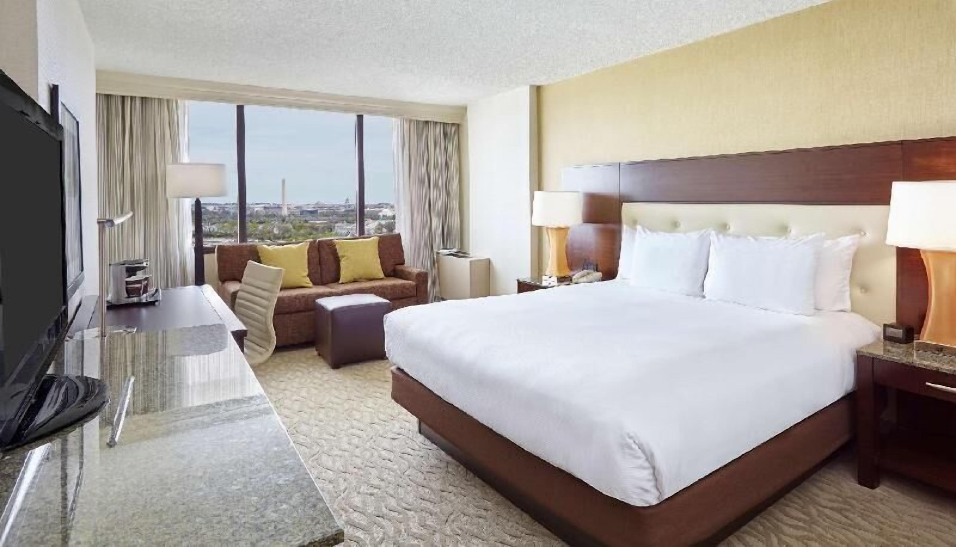 Premium bedding, in-room safe, desk, free cribs/infant beds