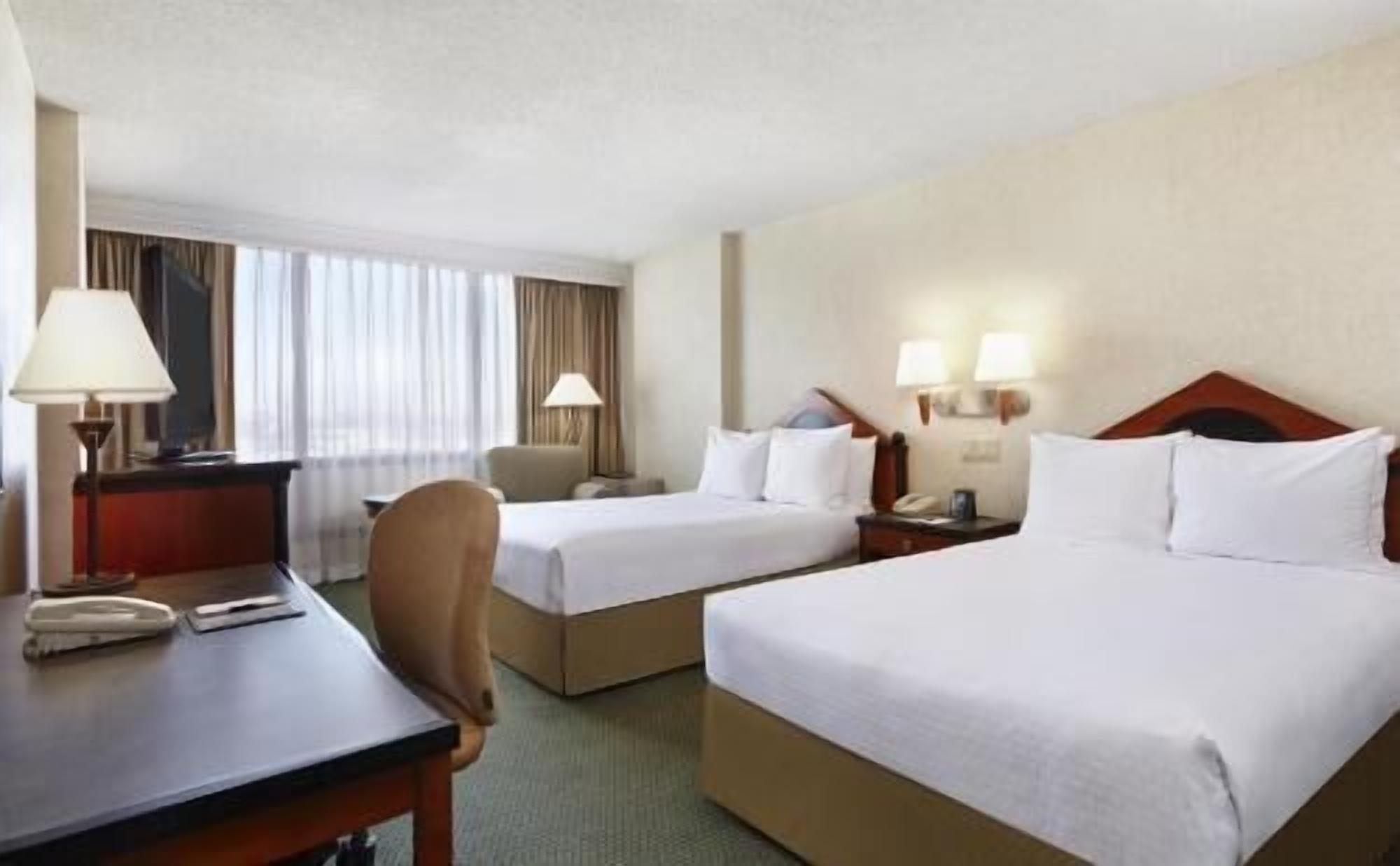 Premium bedding, in-room safe, desk, free cribs/infant beds