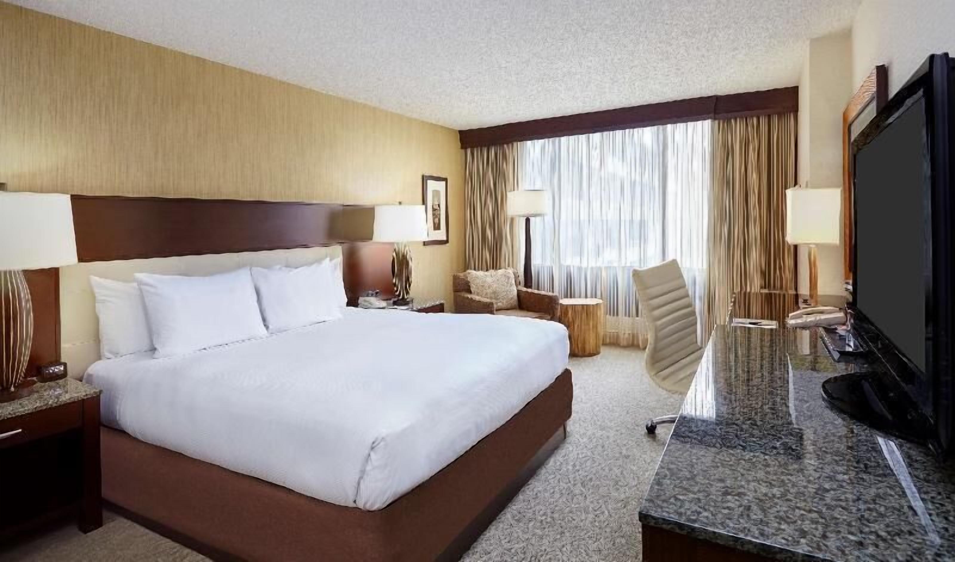 Premium bedding, in-room safe, desk, free cribs/infant beds