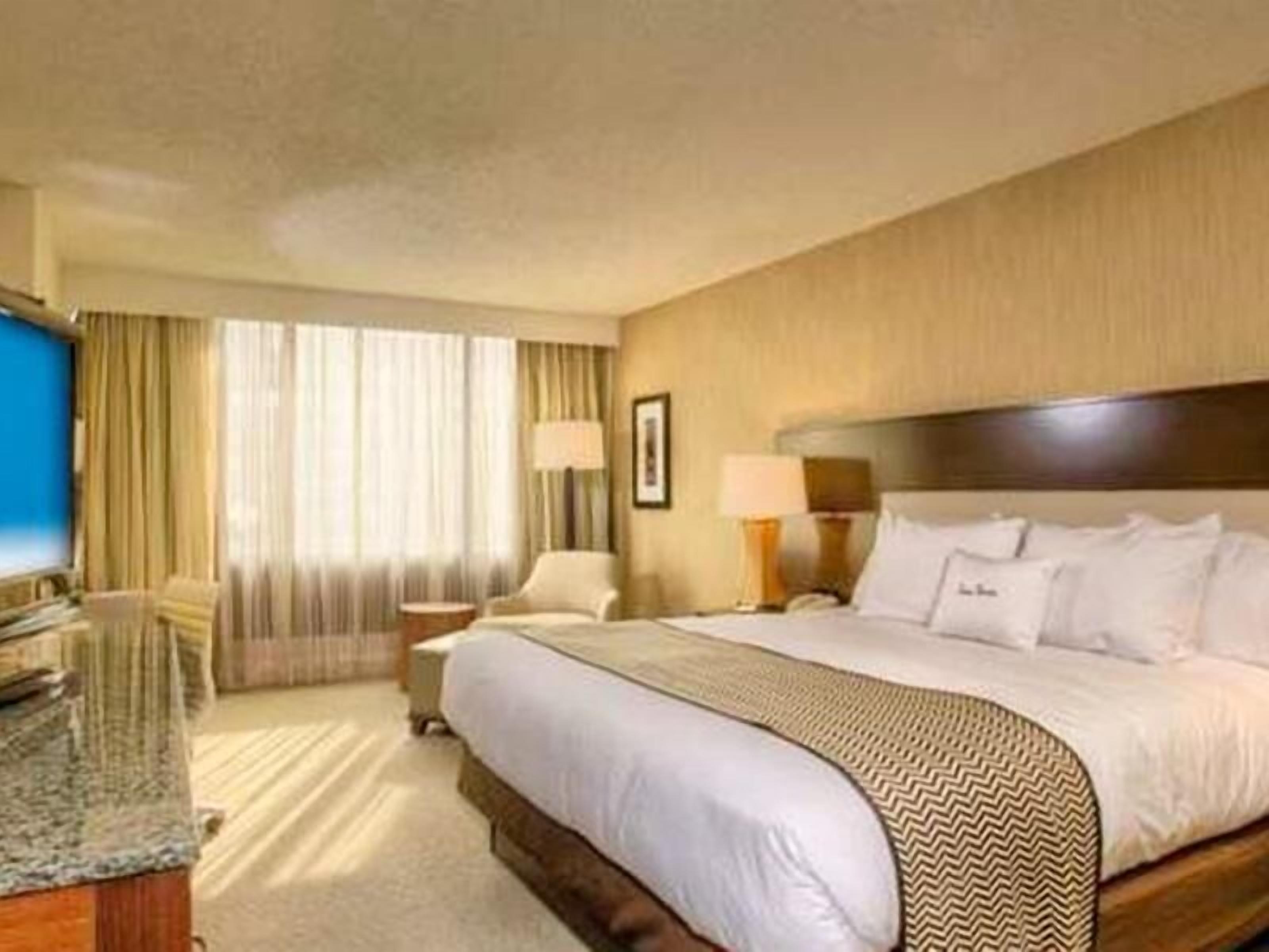 Premium bedding, in-room safe, desk, free cribs/infant beds
