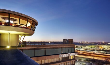 DoubleTree by Hilton Washington DC Crystal City - Image 1