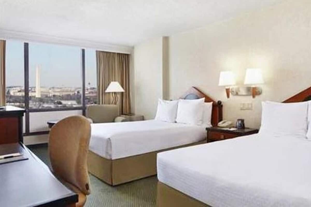 Premium bedding, in-room safe, desk, free cribs/infant beds