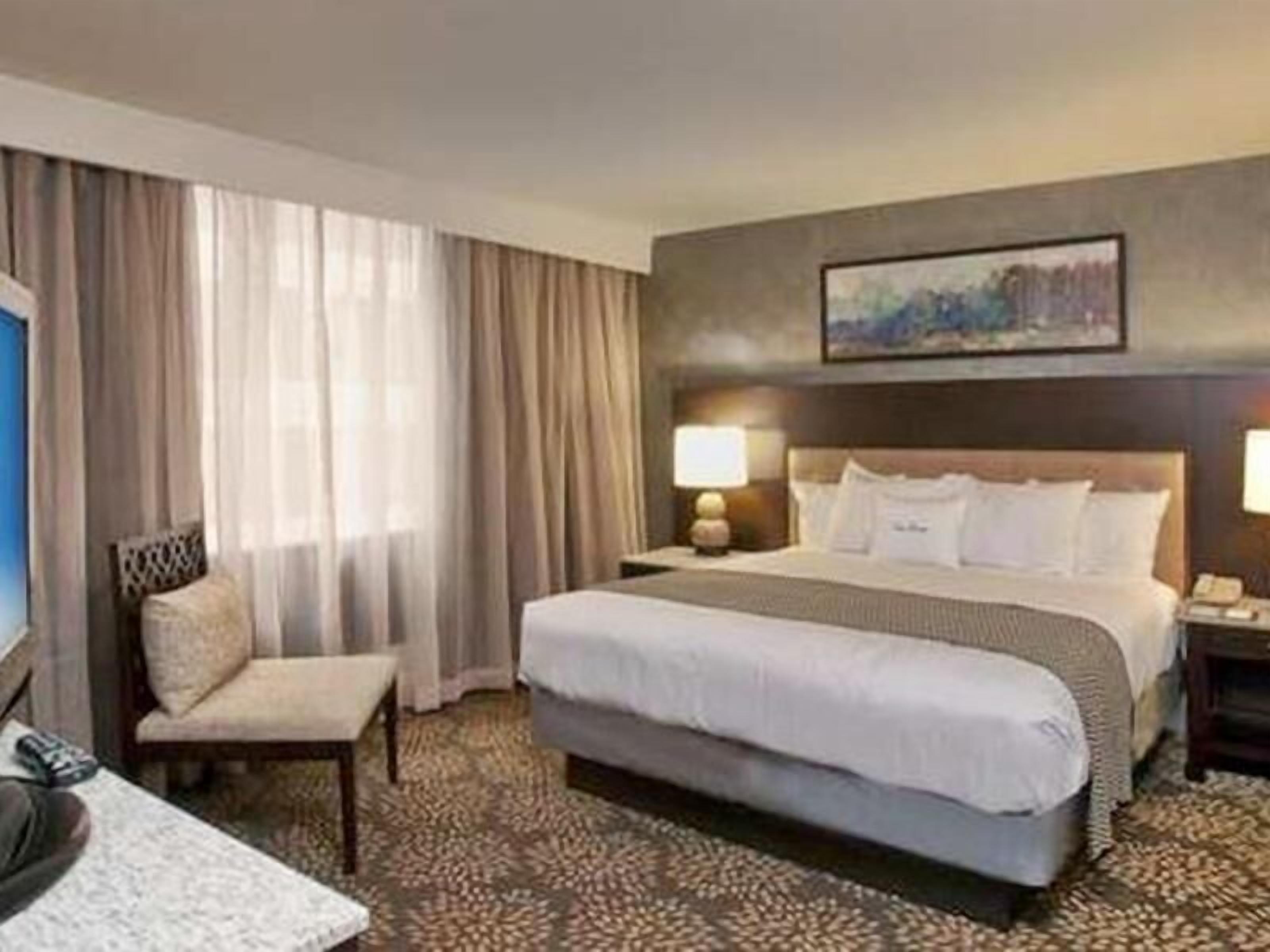 Premium bedding, in-room safe, desk, free cribs/infant beds