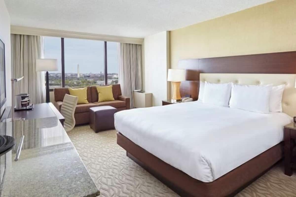 Premium bedding, in-room safe, desk, free cots/infant beds