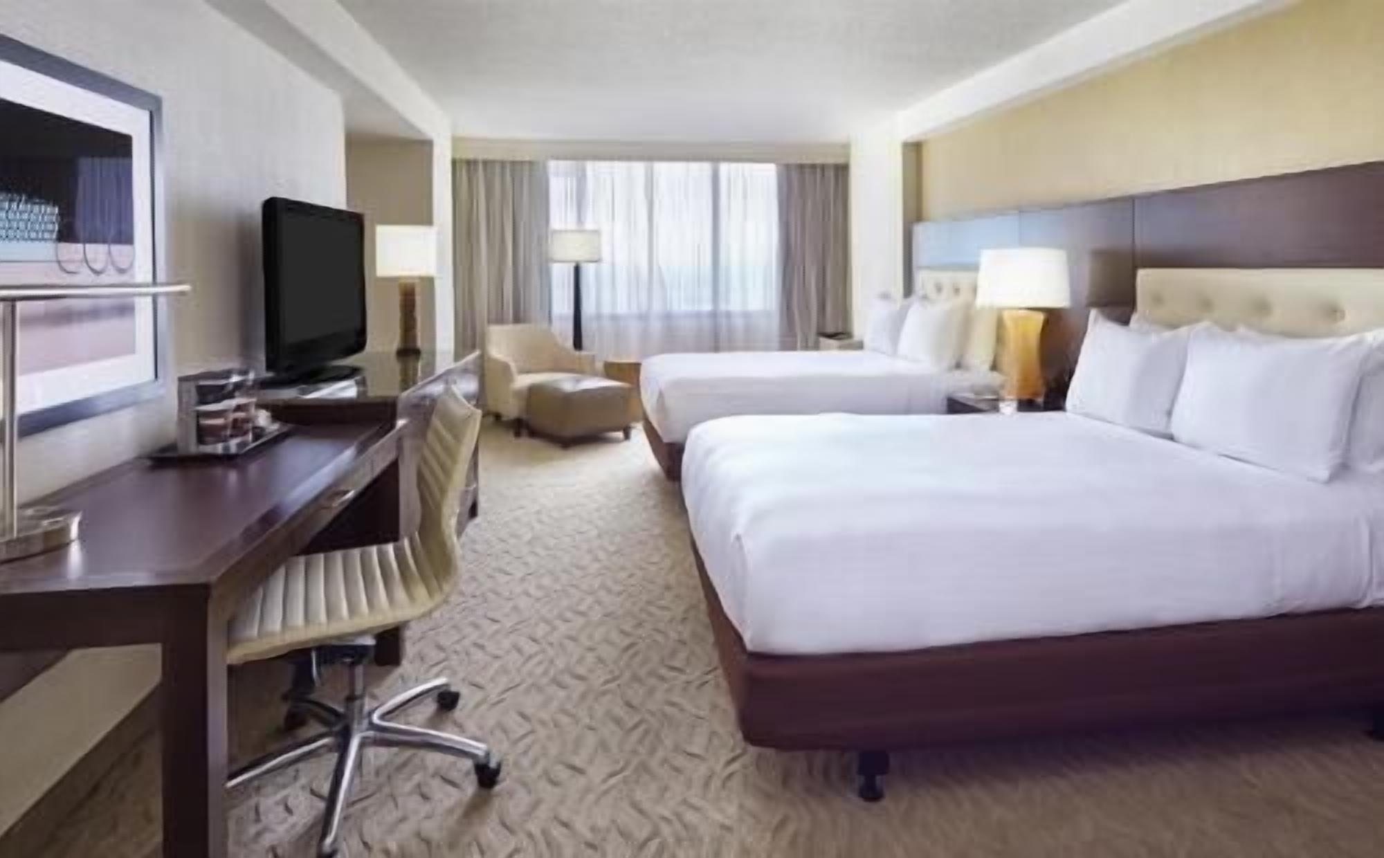 Premium bedding, in-room safe, desk, free cribs/infant beds