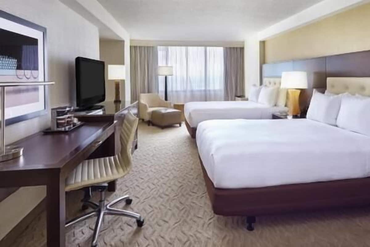 Premium bedding, in-room safe, desk, free cribs/infant beds