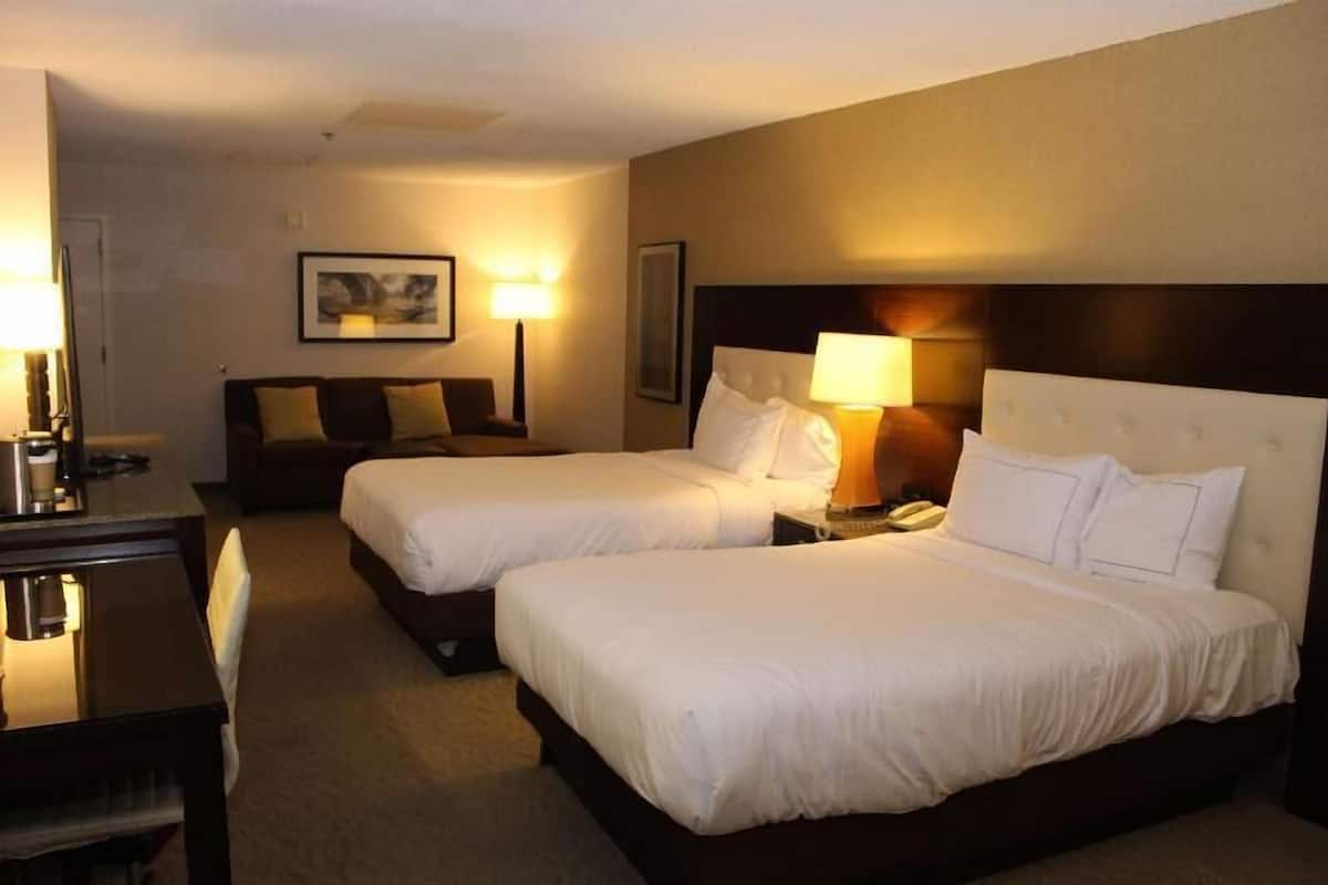 Premium bedding, in-room safe, desk, free cribs/infant beds