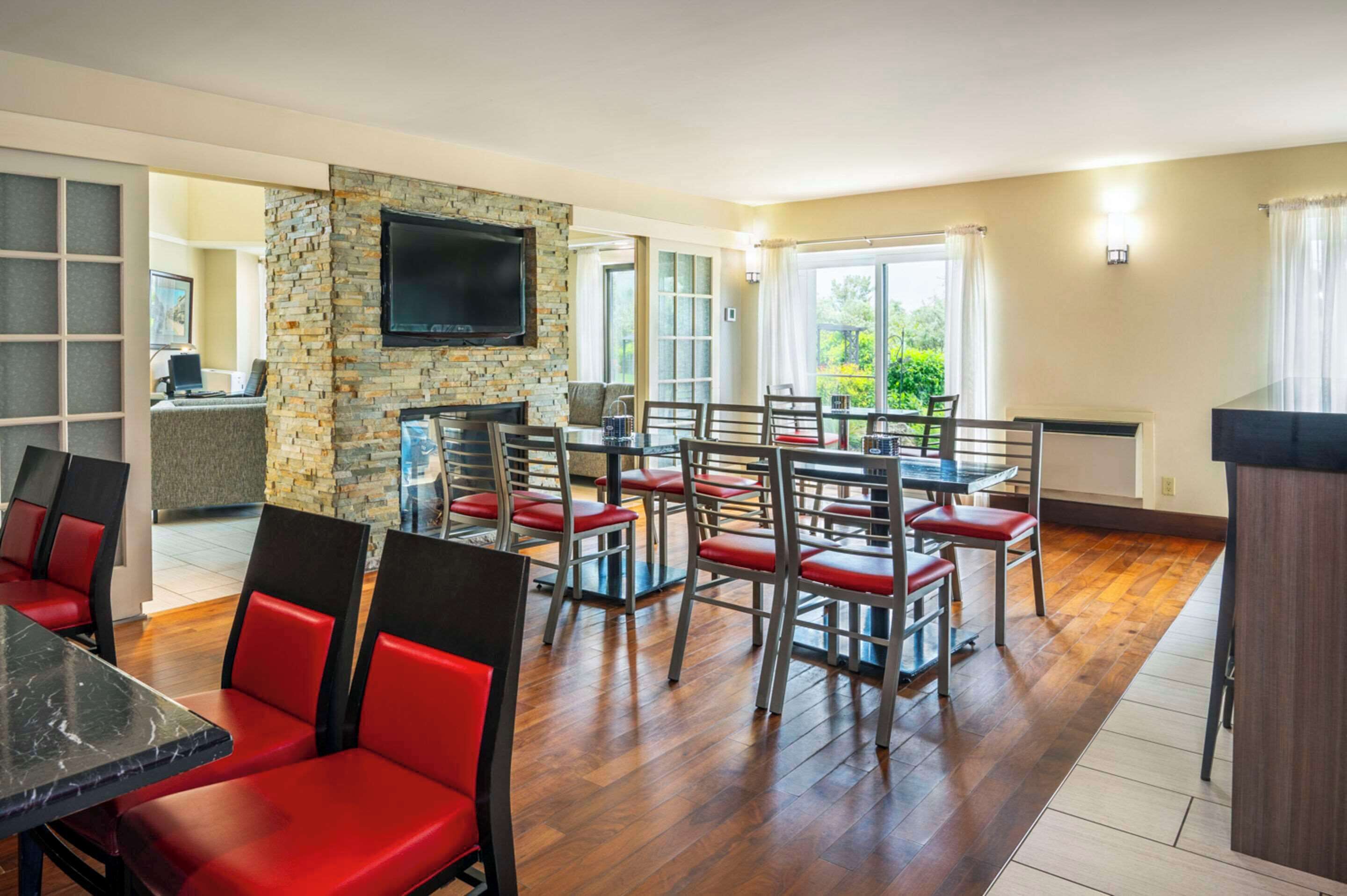 含每日吃到飽早餐