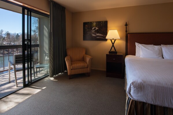 Standaard kamer, 1 kingsize bed, uitzicht op rivier (Standard King Room) | 1 slaapkamer, pillowtop-bedden, een bureau, een laptopwerkplek