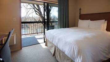 Rom – deluxe, 2 queensize-senger | Senger med overmadrass, skrivebord og skrivebord for bærbar PC