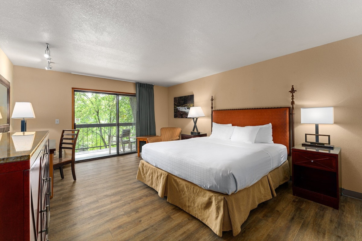 Dog Friendly King Room with Riverview | Pillowtop beds, desk, laptop workspace, blackout drapes