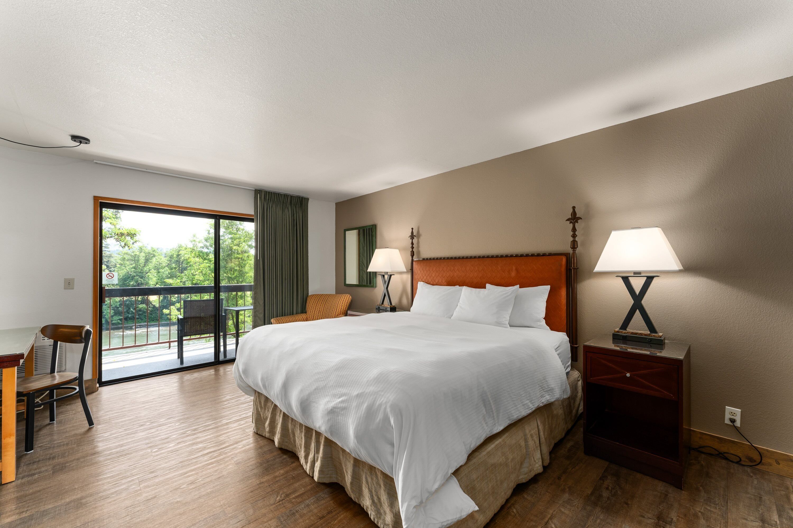 Deluxe King with Riverview | Pillowtop beds, desk, laptop workspace, blackout drapes