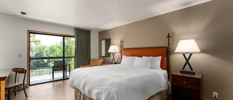 Deluxe King with Riverview | Pillowtop beds, desk, laptop workspace, blackout drapes