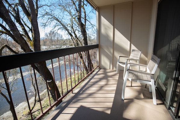 Deluxe Room, 2 Queen Beds | Balcony