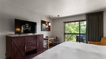 Kamar Double Deluks, 1 Tempat Tidur King | Bantalan ekstra lembut, meja kerja, dan ruang kerja ramah laptop
