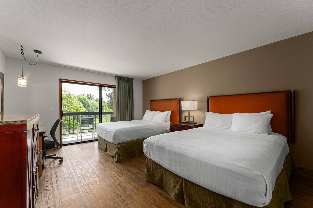 Deluxe Queen Queen with Riverview | Pillowtop beds, desk, laptop workspace, blackout drapes