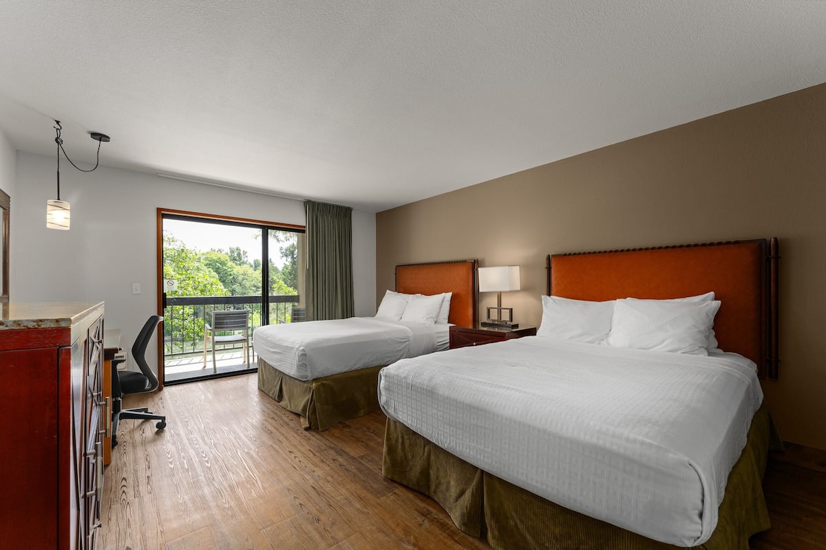 Deluxe Queen Queen with Riverview | Pillowtop beds, desk, laptop workspace, blackout drapes