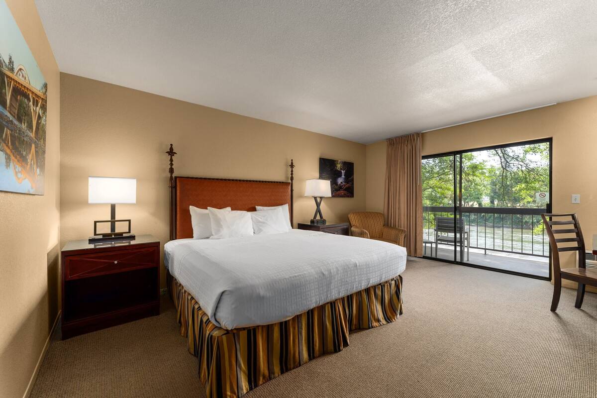 Standard King Room with Riverview | Pillowtop beds, desk, laptop workspace, blackout drapes