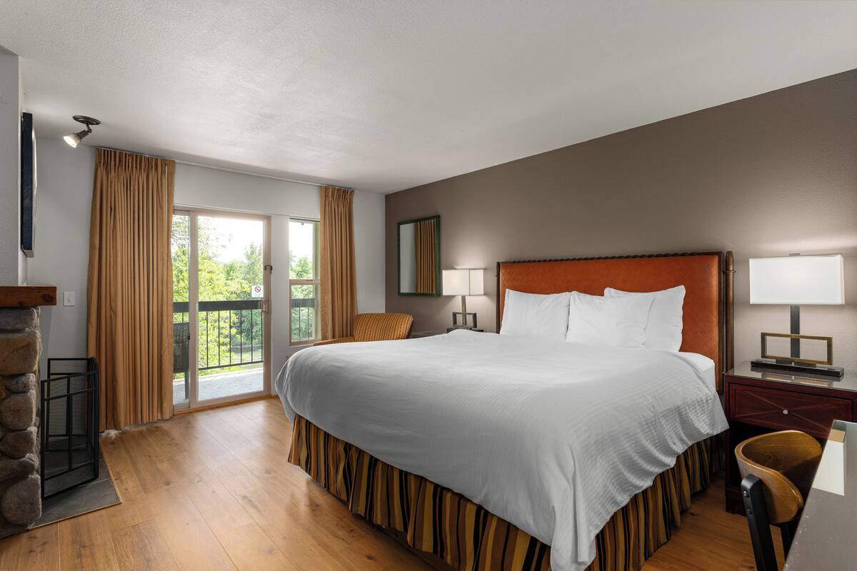 Deluxe Fireplace King with Riverview | Pillowtop beds, desk, laptop workspace, blackout drapes