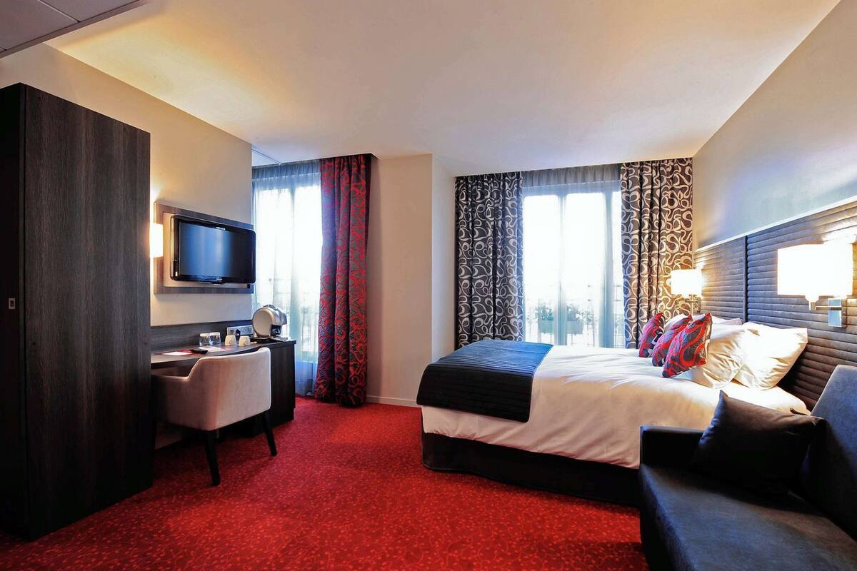 Peralatan tempat tidur premium, bar mini, peti besi dalam bilik, meja