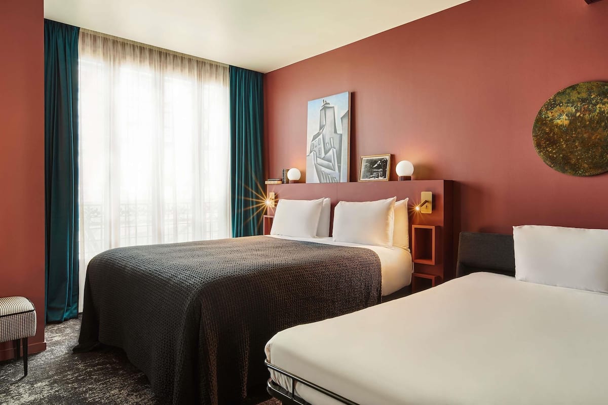 Privilege, Habitación, 1 cama matrimonial y sofá cama | Ropa de cama de alta calidad y caja de seguridad en la habitación