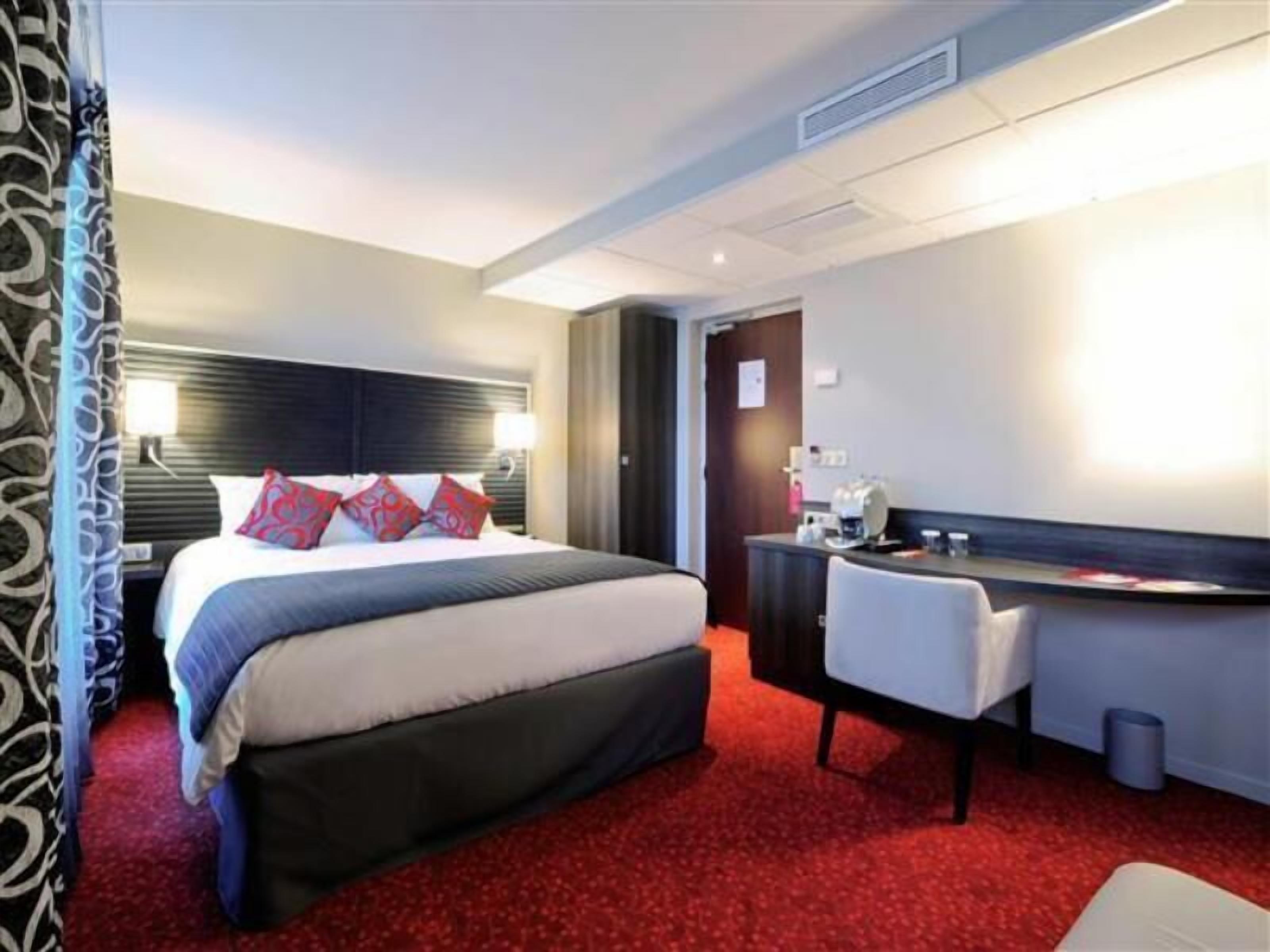 Peralatan tempat tidur premium, bar mini, peti besi dalam bilik, meja 