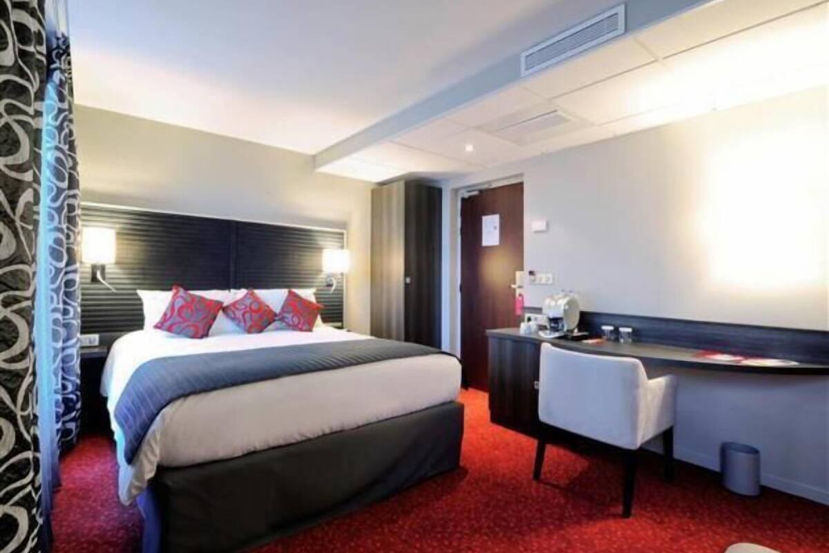 Peralatan tempat tidur premium, bar mini, peti besi dalam bilik, meja