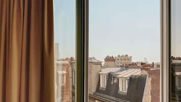 Seprai premium, minibar, brankas, dan meja kerja