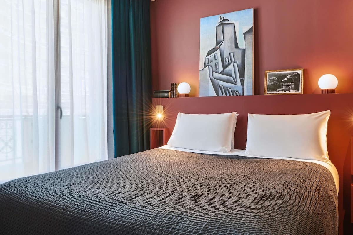 Classic Room, 1 Katil Kelamin (Double) | Peralatan tempat tidur premium, bar mini, peti besi dalam bilik, meja