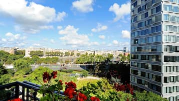 Kamar Deluks, 1 Tempat Tidur Double, teras | Seprai premium, minibar, brankas, dan meja kerja