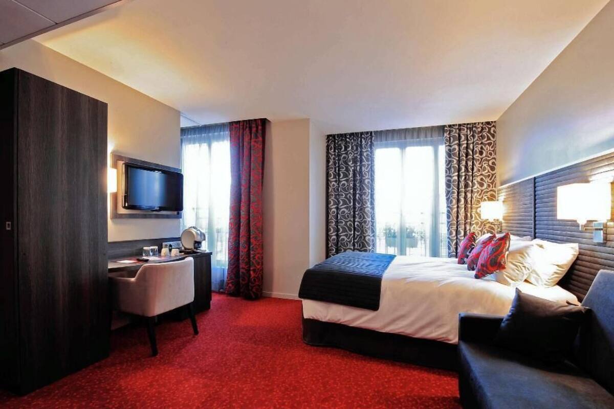 Peralatan tempat tidur premium, bar mini, peti besi dalam bilik, meja