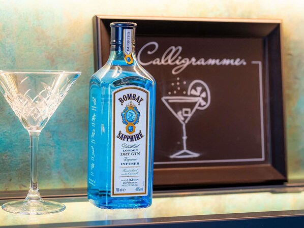 A bottle of Bombay Sapphire gin and a martini glass on a bar counter. - Hôtel Mercure Paris Tour Eiffel Pont Mirabeau (Paris)