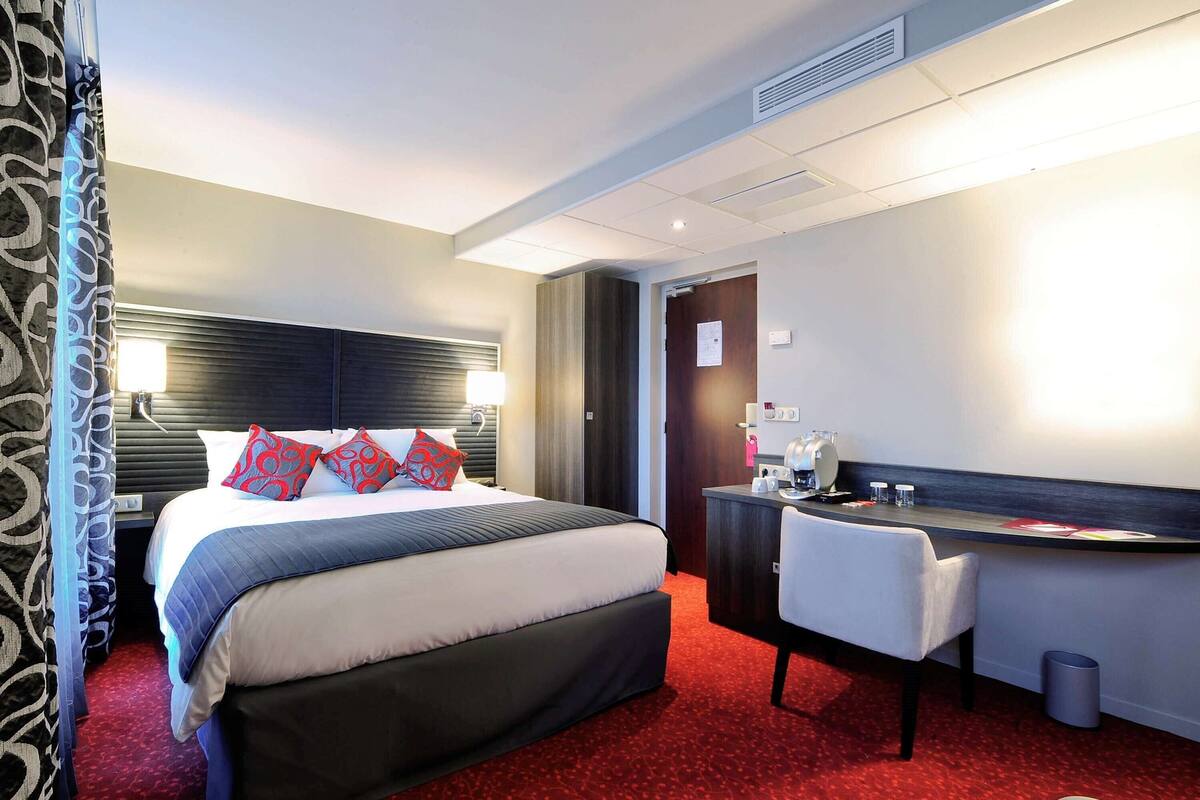 Peralatan tempat tidur premium, bar mini, peti besi dalam bilik, meja