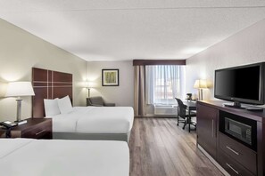 Habitación estándar, 2 camas de matrimonio, no fumadores (1st Floor;Pet Friendly) | Caja fuerte, escritorio, espacio para trabajar con un portátil