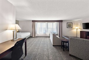 Suite, 1 cama de matrimonio grande, no fumadores, bañera de hidromasaje (Larger Room;with Sofabed) | Caja fuerte, escritorio, espacio para trabajar con un portátil