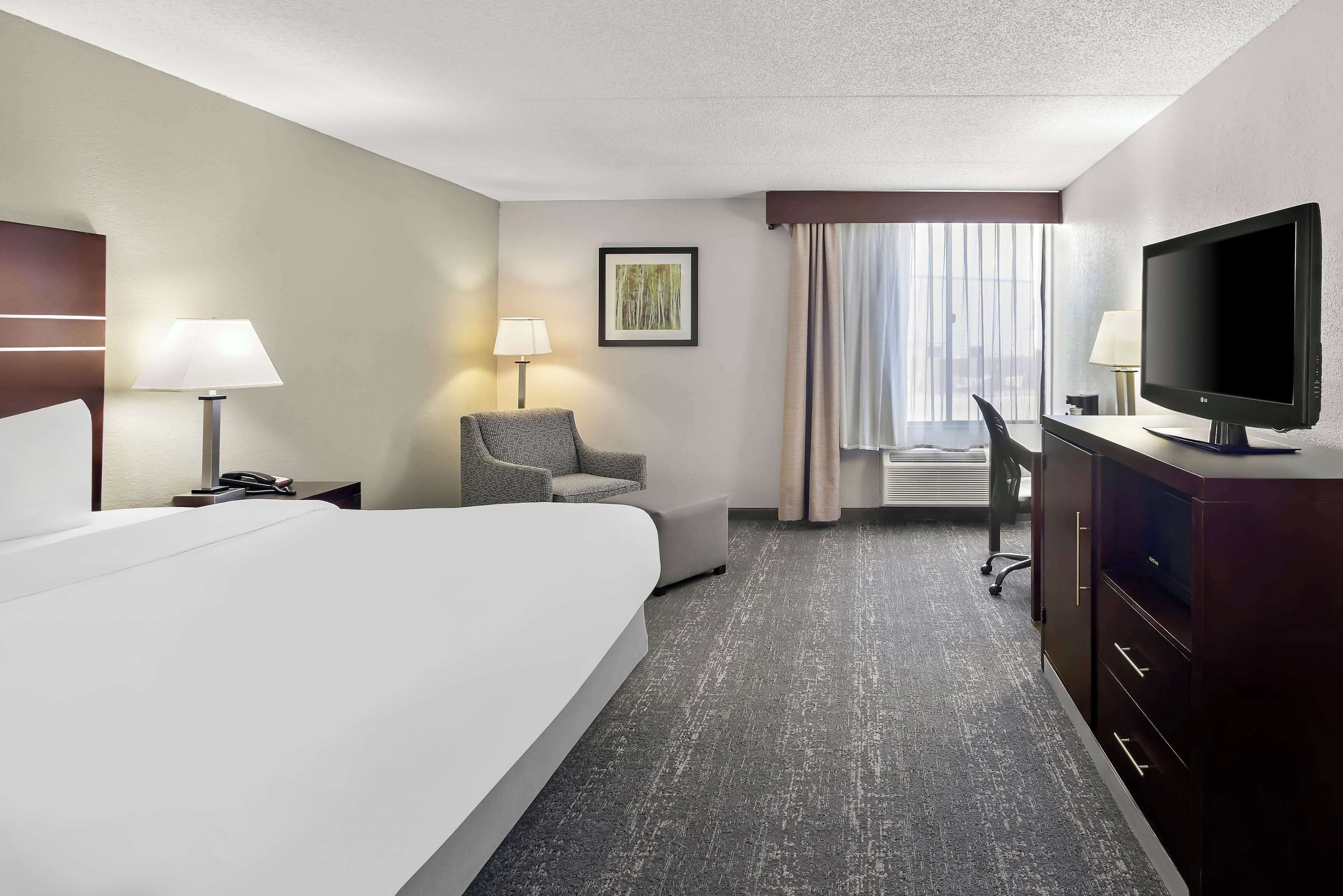 Standard Room, 1 King Bed, Non Smoking, Refrigerator & Microwave (Pet Friendly) | In-room safe, desk, laptop workspace, iron/ironing board