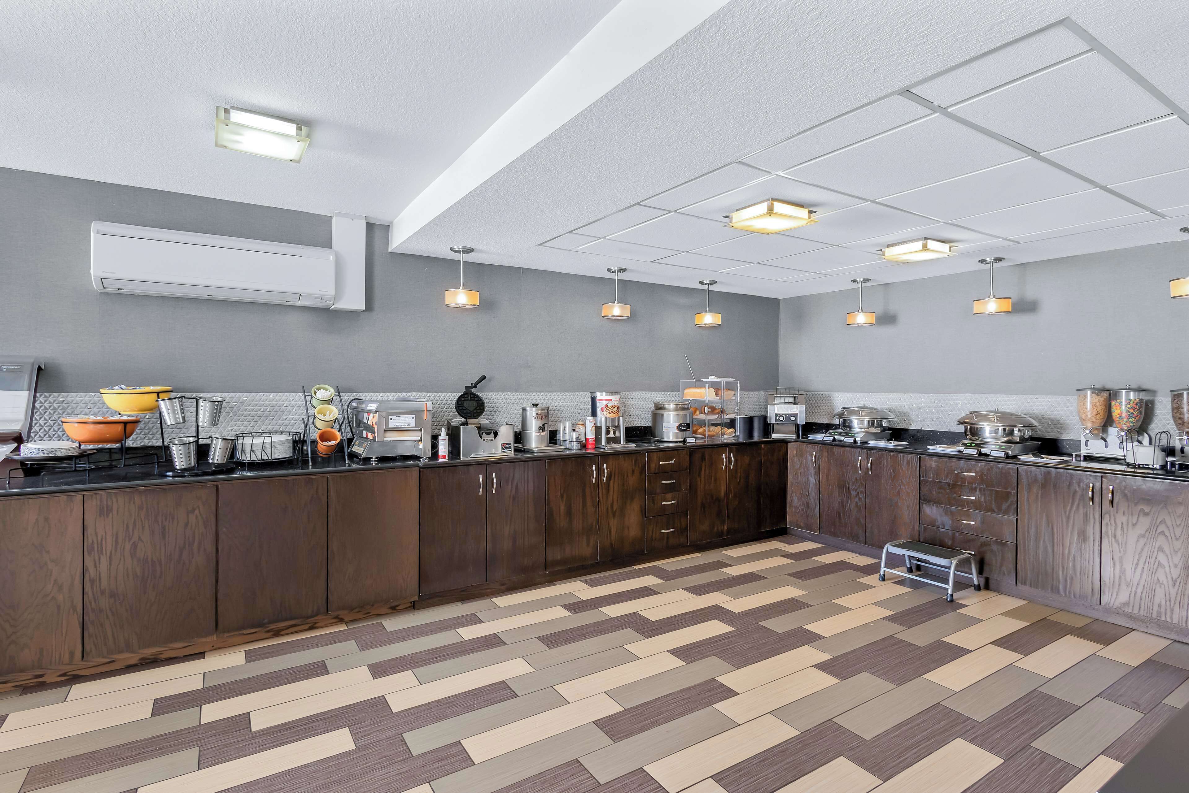 free daily full breakfast